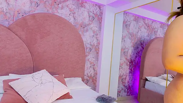 Snapshot of Sara_Desire chatting on September 25, 2025, 12:22 pm Sara Desire online show from September 25, 2025, 12:22 pm