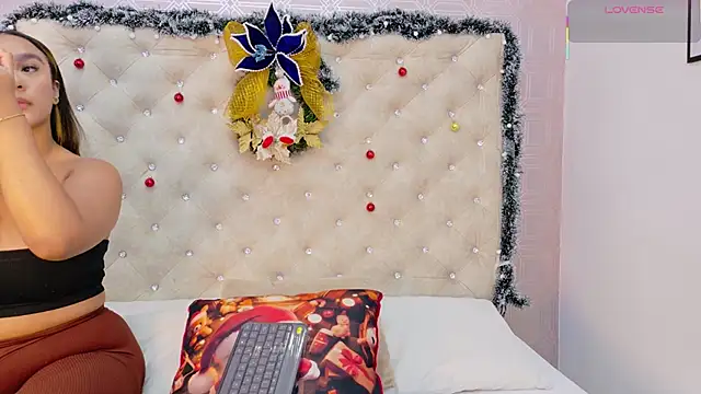 Snapshot of Sara_Desire chatting on November 28, 2025, 12:38 pm Sara Desire online show from November 28, 2025, 12:38 pm