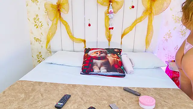 Snapshot of Sara_Desire chatting on December 21, 2025, 12:29 pm Sara Desire online show from December 21, 2025, 12:29 pm