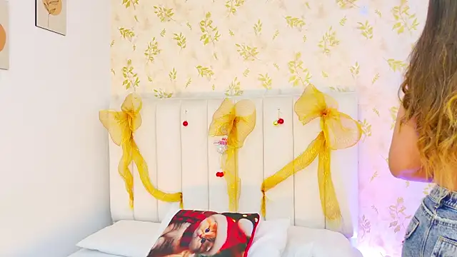 Snapshot of Sara_Desire chatting on January 6, 2026, 12:20 pm Sara Desire online show from January 6, 2026, 12:20 pm