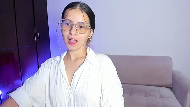 Snapshot of Lilacutte_ chatting on May 4, 2026, 7:33 am Lilacutte online show from May 4, 2026, 7:33 am