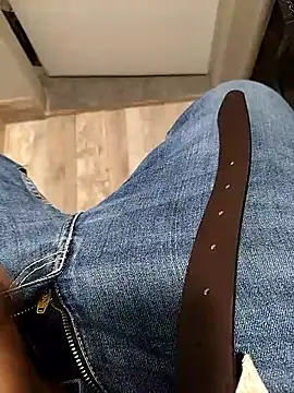 Snapshot of A_man_in_public chatting on October 3, 2025, 7:59 pm A man in public online show from October 3, 2025, 7:59 pm