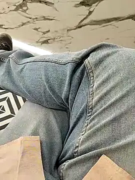 Snapshot of A_man_in_public chatting on October 13, 2025, 12:51 pm A man in public online show from October 13, 2025, 12:51 pm