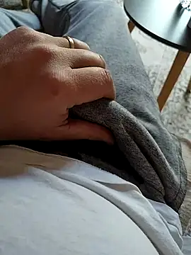 Snapshot of A_man_in_public chatting on December 18, 2025, 2:10 pm A man in public online show from December 18, 2025, 2:10 pm