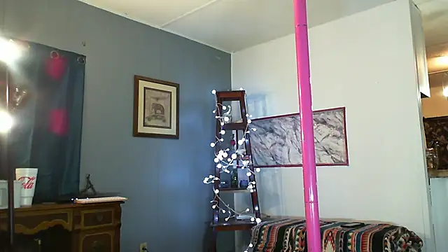 Snapshot of Genevieve143 chatting on September 22, 2025, 9:59 am Genevieve143 online show from September 22, 2025, 9:59 am