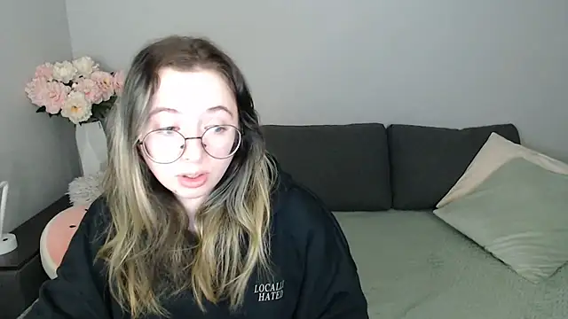 Mini Diva online show from October 28, 2025, 9:08 am