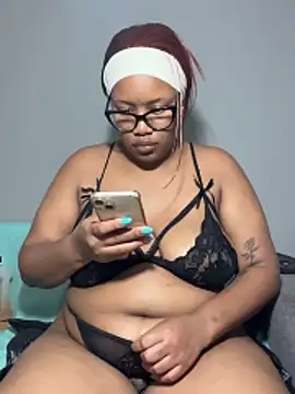 Snapshot of MimiCurves chatting on December 3, 2025, 10:14 am MimiCurves online show from December 3, 2025, 10:14 am