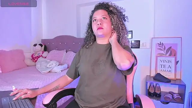 Kenia tompson01 online show from October 7, 2025, 8:21 pm