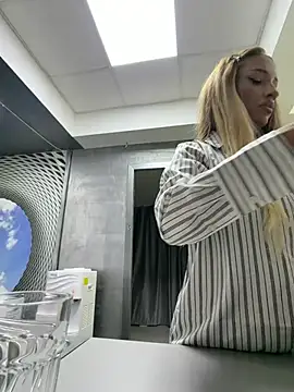 Snapshot of LovingBlondie chatting on January 15, 2026, 3:54 am LovingBlondie online show from January 15, 2026, 3:54 am