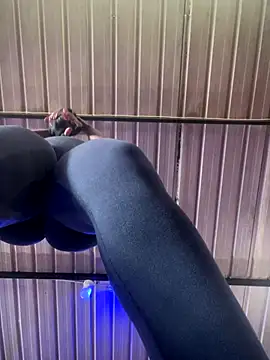 Snapshot of Berry_Bans chatting on November 19, 2025, 5:13 pm Berry Bans online show from November 19, 2025, 5:13 pm