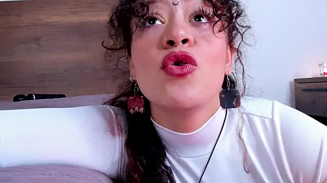 Snapshot of LunaF04 chatting on December 12, 2024, 2:48 am LunaF04 online show from December 12, 2024, 2:48 am