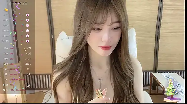 Snapshot of Yuuuuuly chatting on December 12, 2024, 6:53 pm Yuuuuuly online show from December 12, 2024, 6:53 pm