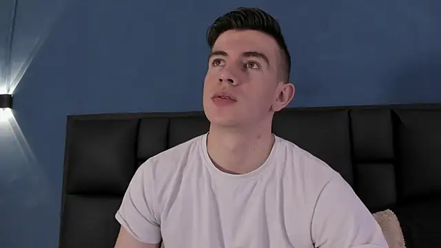 Snapshot of MikaelSlow chatting on September 19, 2025, 3:32 am MikaelSlow online show from September 19, 2025, 3:32 am