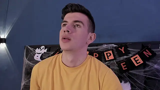 Snapshot of MikaelSlow chatting on October 19, 2025, 4:37 am MikaelSlow online show from October 19, 2025, 4:37 am