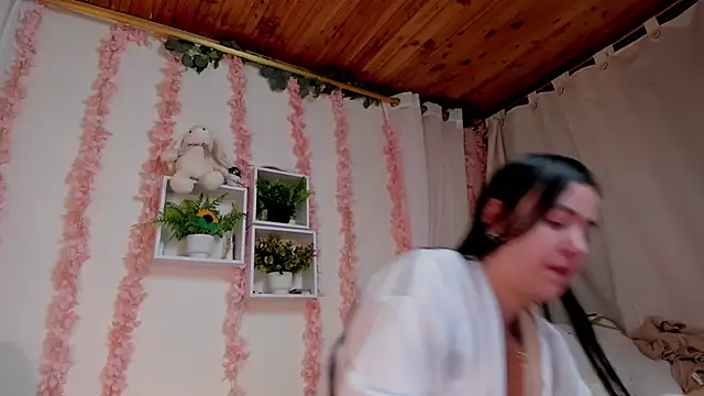 Idara and Edahi01 online show from October 22, 2025, 5:12 pm