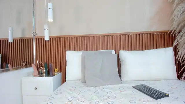 emmy lander online show from November 5, 2025, 7:28 pm