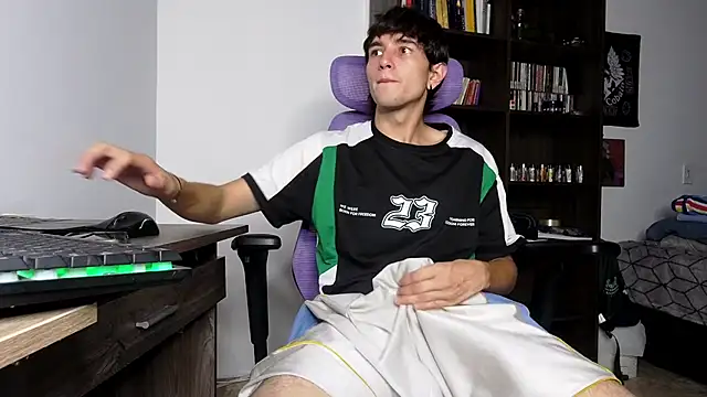 Snapshot of alex_connorr chatting on November 8, 2025, 10:57 pm alex connorr online show from November 8, 2025, 10:57 pm