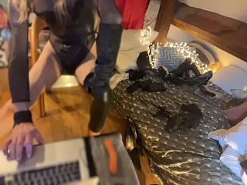 alexheels boots online show from April 13, 2026, 7:12 am