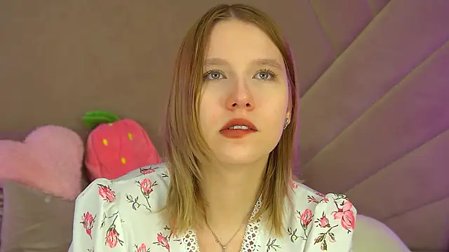 LiliLinn online show from November 11, 2025, 4:29 am