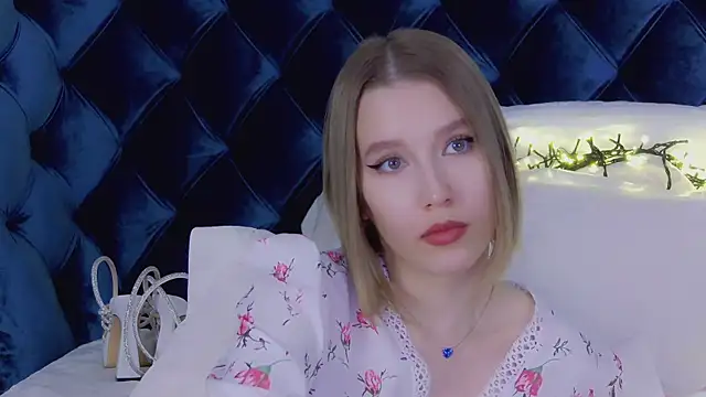 LiliLinn online show from March 19, 2025, 11:39 am