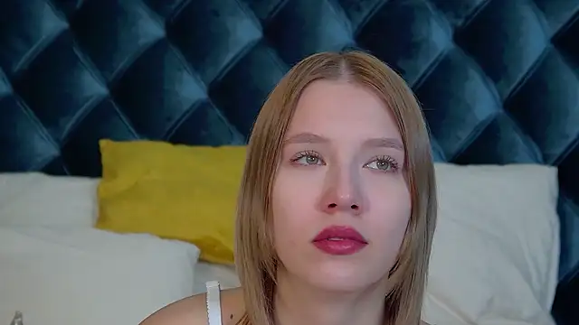 LiliLinn online show from September 15, 2025, 4:57 am