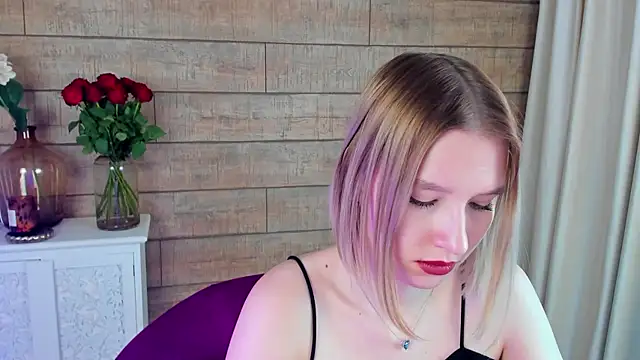 LiliLinn online show from March 18, 2025, 8:28 am