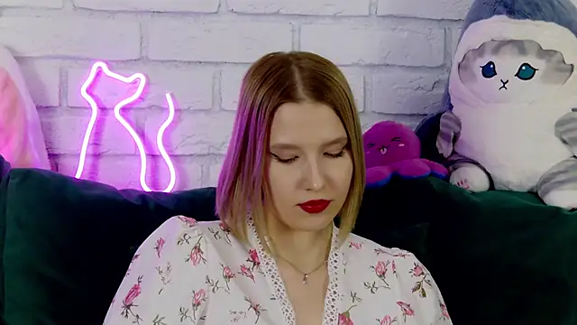 LiliLinn online show from March 12, 2025, 11:32 am