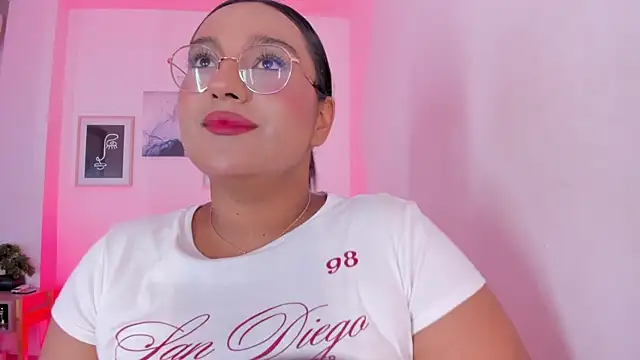 Snapshot of ellamontoya chatting on January 13, 2026, 12:20 pm ellamontoya online show from January 13, 2026, 12:20 pm