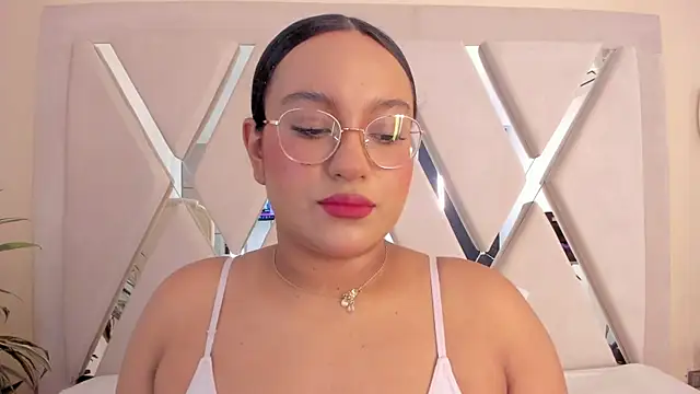 Snapshot of ellamontoya chatting on January 18, 2026, 11:02 am ellamontoya online show from January 18, 2026, 11:02 am