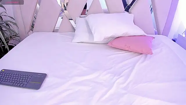 Snapshot of ellamontoya chatting on February 20, 2026, 11:45 am ellamontoya online show from February 20, 2026, 11:45 am