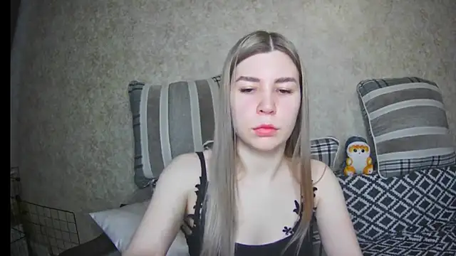 Snapshot of ElllaNuar chatting on March 17, 2025, 1:35 am ElllaNuar online show from March 17, 2025, 1:35 am