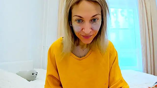 Snapshot of Mona_Cruz chatting on March 3, 2025, 5:26 am Mona Cruz online show from March 3, 2025, 5:26 am