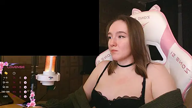 Snapshot of MoonlishSiren chatting on February 4, 2026, 8:15 pm MoonlishSiren online show from February 4, 2026, 8:15 pm