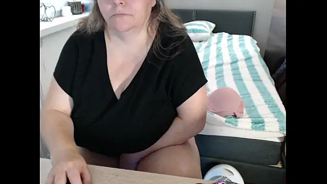 Snapshot of Sweetboobs chatting on October 15, 2025, 7:49 am Sweetboobs online show from October 15, 2025, 7:49 am