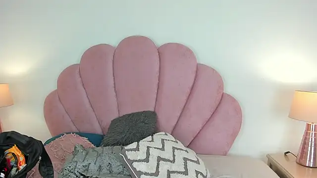 Nicole Paradise online show from November 26, 2025, 12:49 pm