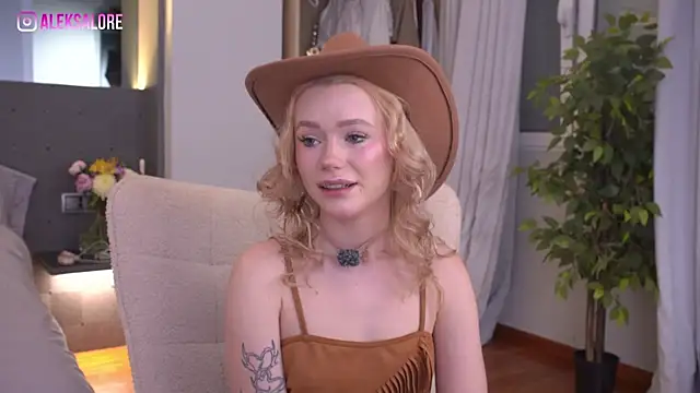 Snapshot of LexieLoree chatting on June 22, 2026, 3:01 am LexieLoree online show from June 22, 2026, 3:01 am