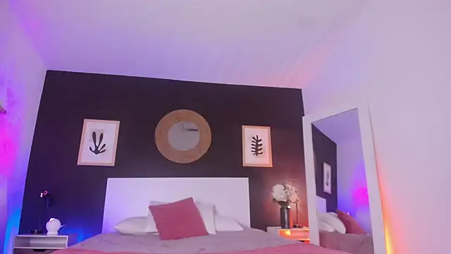 VioletPaket online show from September 21, 2025, 1:27 pm