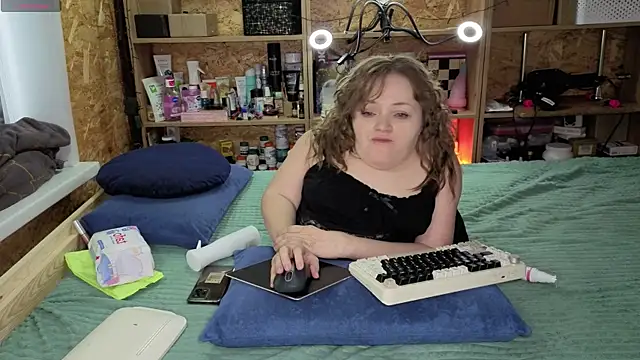 Snapshot of MiniNatalie chatting on December 22, 2025, 6:24 am MiniNatalie online show from December 22, 2025, 6:24 am