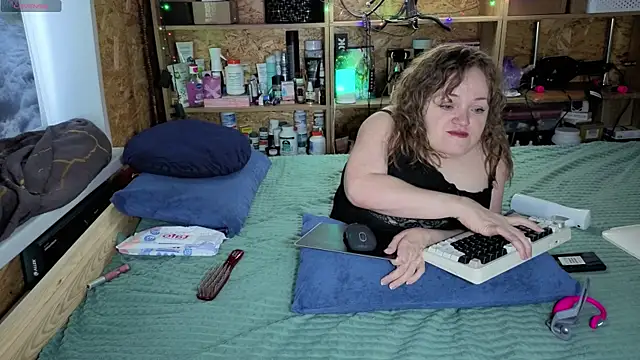 Snapshot of MiniNatalie chatting on January 7, 2026, 5:01 am MiniNatalie online show from January 7, 2026, 5:01 am