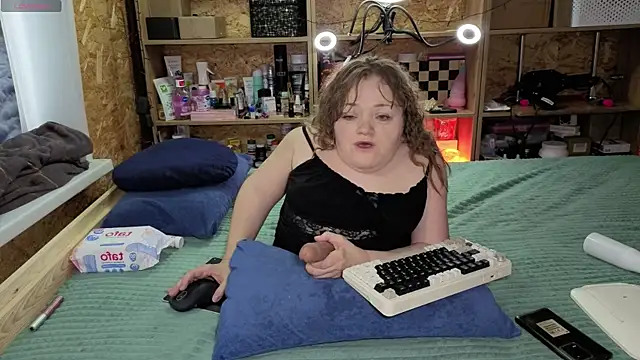 Snapshot of MiniNatalie chatting on December 23, 2025, 6:34 am MiniNatalie online show from December 23, 2025, 6:34 am