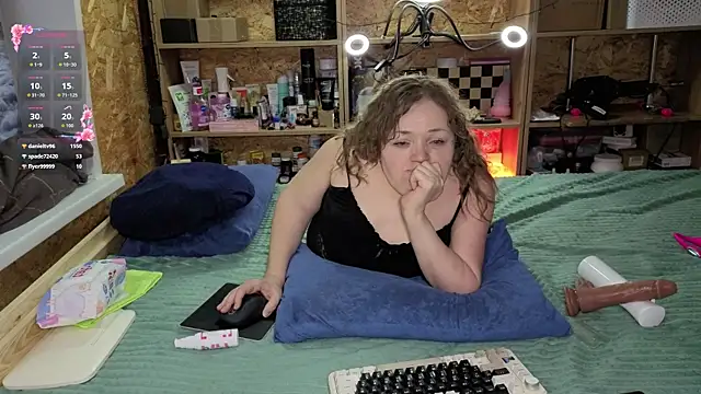 Snapshot of MiniNatalie chatting on December 22, 2025, 6:30 pm MiniNatalie online show from December 22, 2025, 6:30 pm