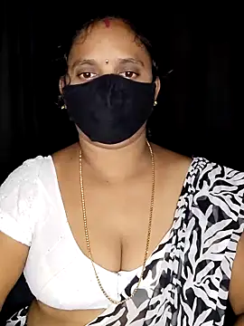 vintage-vibs online show from November 4, 2025, 5:50 pm