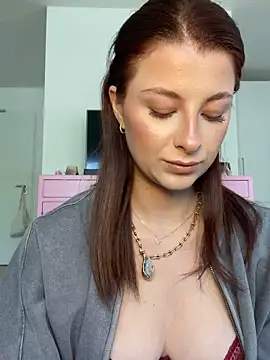 Snapshot of Mia-Minou chatting on April 21, 2026, 7:59 am Mia-Minou online show from April 21, 2026, 7:59 am
