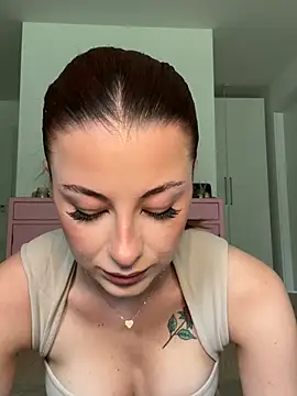 Mia-Minou online show from July 4, 2026, 8:42 am