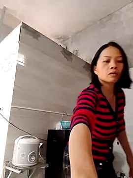 Snapshot of Aninyin22 chatting on November 24, 2025, 12:43 am Aninyin22 online show from November 24, 2025, 12:43 am