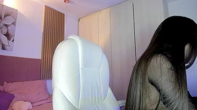 mia nevaeh online show from April 12, 2026, 7:39 pm