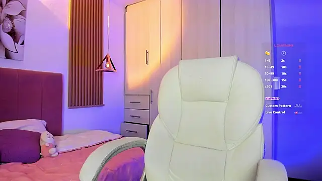 mia nevaeh online show from October 26, 2025, 8:42 pm