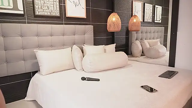 Bella TS  online show from September 23, 2025, 9:33 pm