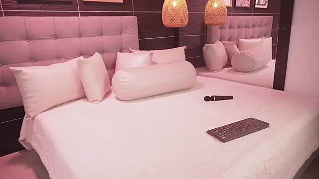 Bella TS  online show from December 16, 2025, 10:58 pm