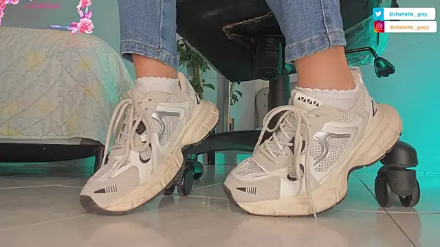 charlotte  grey online show from October 25, 2025, 8:20 pm